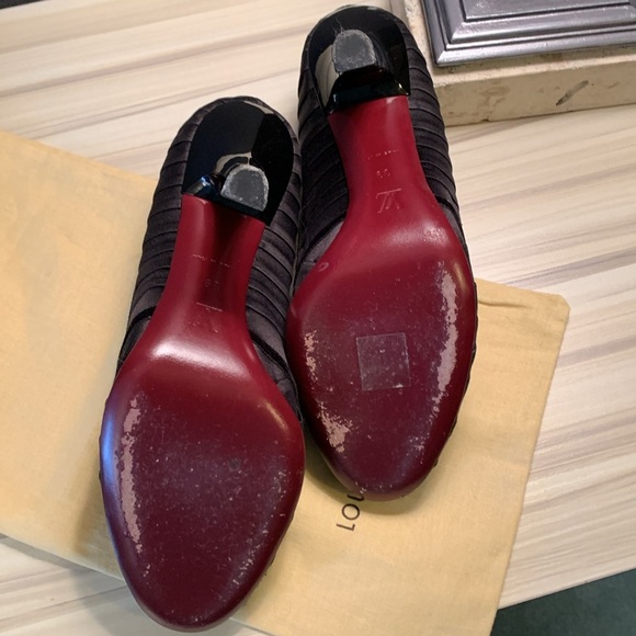 Louis Vuitton Black Pleated Satin Balmoral Pumps - Picture 7 of 11